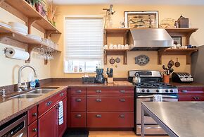 Chicago Guest House on Newport Avenue