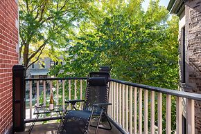 Chicago Guest House on Newport Avenue