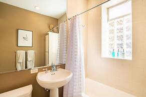 Chicago Guest House on Newport Avenue