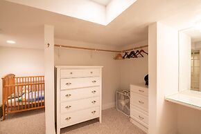 Chicago Guest House on Newport Avenue