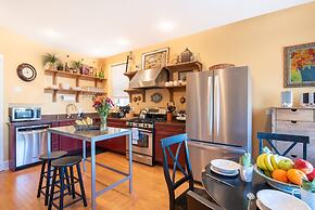 Chicago Guest House on Newport Avenue