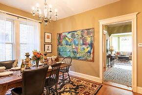 Chicago Guest House on Newport Avenue