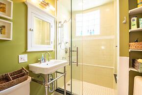 Chicago Guest House on Newport Avenue