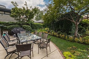 Chicago Guest House on Newport Avenue