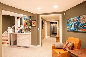 Chicago Guest House on Newport Avenue