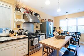 Chicago Guest House on Newport Avenue