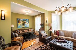 Chicago Guest House on Newport Avenue