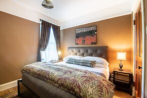 Chicago Guest House on Newport Avenue