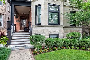 Chicago Guest House on Newport Avenue