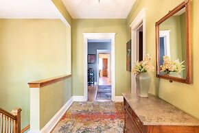 Chicago Guest House on Newport Avenue