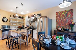 Chicago Guest House on Newport Avenue