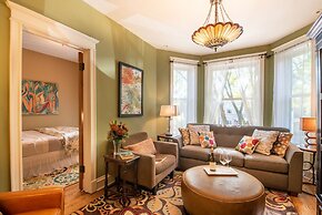 Chicago Guest House on Newport Avenue