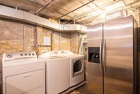 Chicago Guest House on Newport Avenue