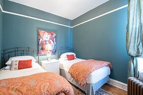 Chicago Guest House on Newport Avenue