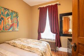 Chicago Guest House on Newport Avenue