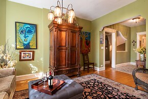 Chicago Guest House on Newport Avenue