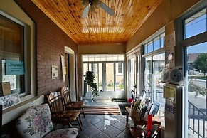 10th Avenue Guest House & Suites