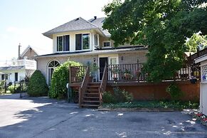 10th Avenue Guest House & Suites