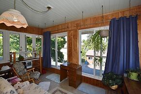 10th Avenue Guest House & Suites