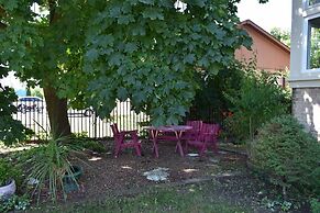 10th Avenue Guest House & Suites