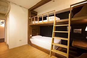 Mr Lobster's Secret Den Design Hostel