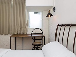 Mr Lobster's Secret Den Design Hostel