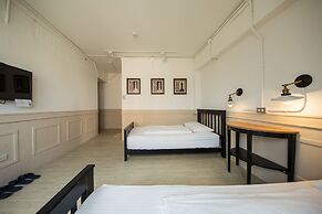 Mr Lobster's Secret Den Design Hostel