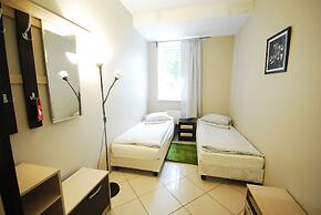 Landmark City Hotel - Hostel