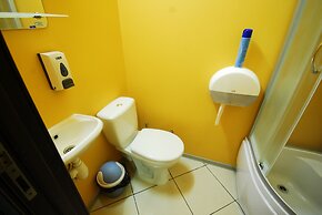 Landmark City Hotel - Hostel