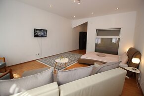 Main Square Apartments & More