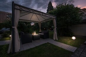 Max Aviation Villa & Apartments