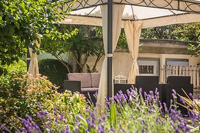 Max Aviation Villa & Apartments