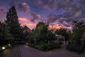 Max Aviation Villa & Apartments