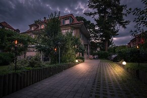 Max Aviation Villa & Apartments
