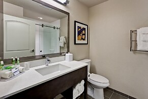 Holiday Inn Express & Suites Manhattan by IHG