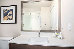 Holiday Inn Express & Suites Manhattan by IHG