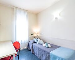 Residencia Universitaria Resa Giner de los Ríos - Hostel