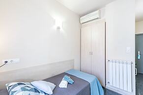 Residencia Universitaria Resa Giner de los Ríos - Hostel