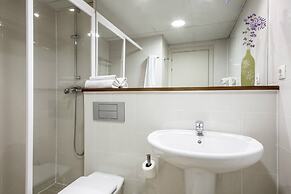 Residencia Universitaria Resa Giner de los Ríos - Hostel