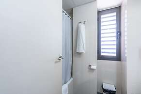 Residencia Universitaria Resa Giner de los Ríos - Hostel