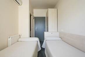 Residencia Universitaria Resa Giner de los Ríos - Hostel