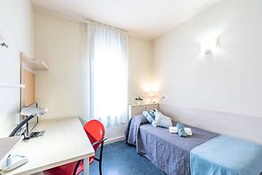 Residencia Universitaria Resa Giner de los Ríos - Hostel