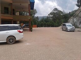 Bunyonyi Safaris Resort