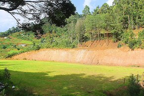 Bunyonyi Safaris Resort