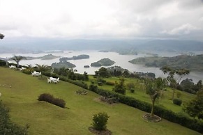 Bunyonyi Safaris Resort