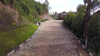 Bunyonyi Safaris Resort