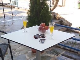Ilioxenia Studio & Apartments