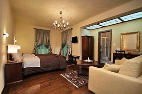 Aiora Luxury Suites