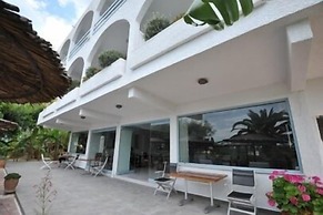 Triton Hotel & Bungalows