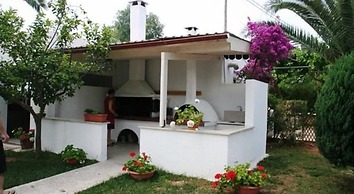 Triton Hotel & Bungalows